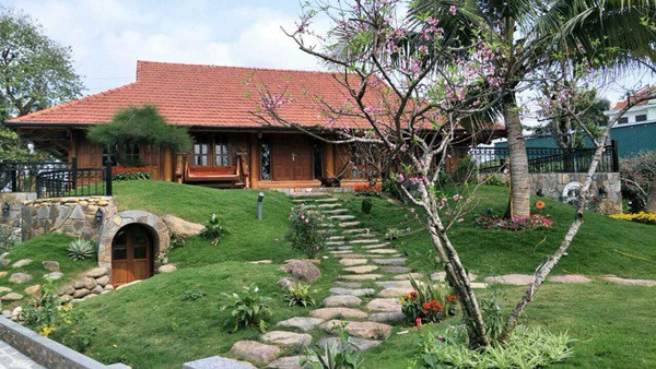 Không chỉ có sự nghiệp phát triển, hôn nhân bền chặt, cơ ngơi hoành tráng của danh hài Xuân Bắc còn khiến bao người ao ước.