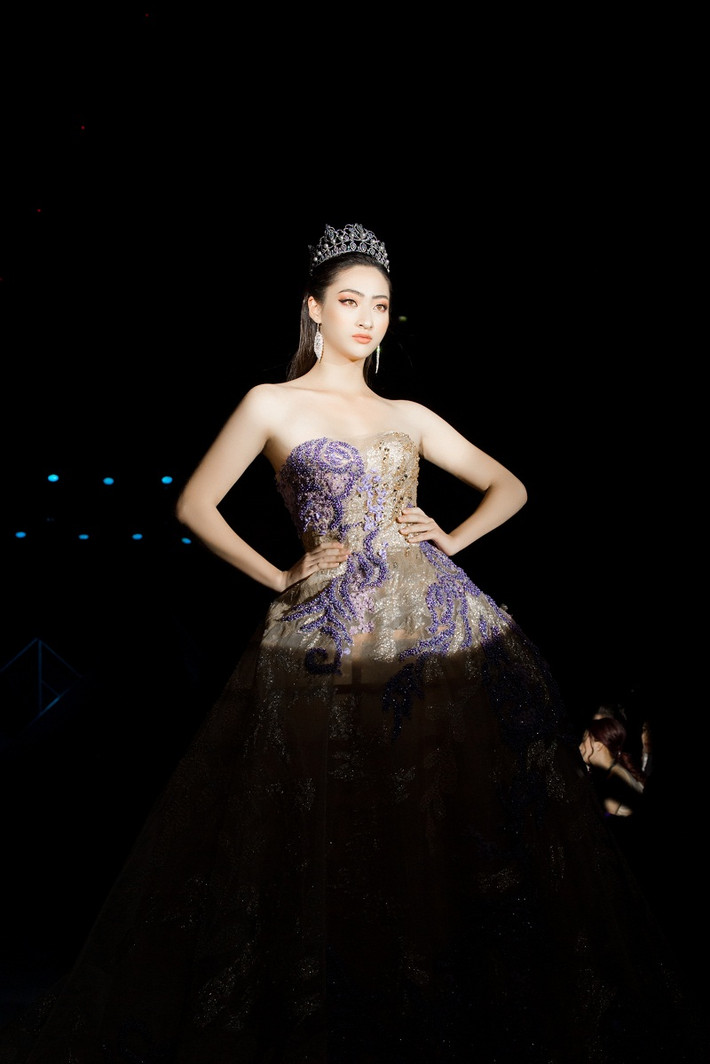 Nếu như Tiểu Vy đang từng ngày khẳng định vị thế riêng của mình trong lòng khán giả với những hoạt động xã hội, hoạt động nghệ thuật sôi nổi thì những hình ảnh ấn tượng của Lương Thùy Linh trong mỗi sự kiện cùng kỹ năng sân khấu ngày càng được nâng tầm thời gian gần đây chính là hành trang vững chắc nhất của nàng hậu họ Lương khi tới Miss World 2019.