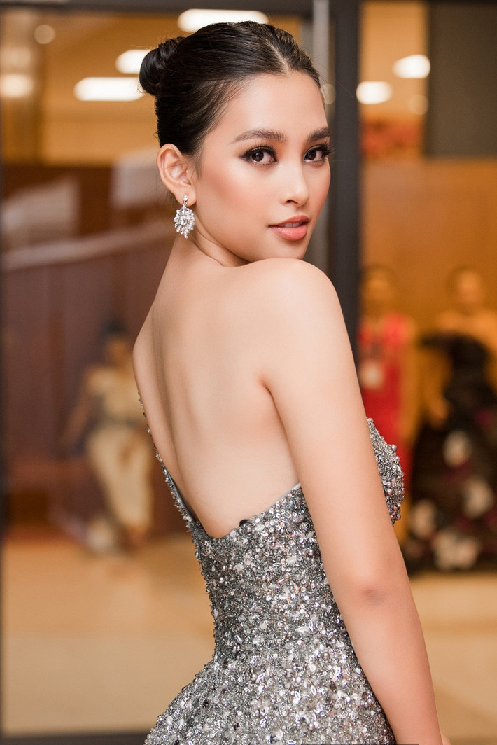 Tuần lễ thời trang quốc tế Việt Nam 2019 diễn ra ấn tượng với sự xuất hiện của nhiều ngôi sao hàng đầu, trong đó có hai nàng hậu 10X nổi bật: Hoa hậu Tiểu Vy và Lương Thuỳ Linh.