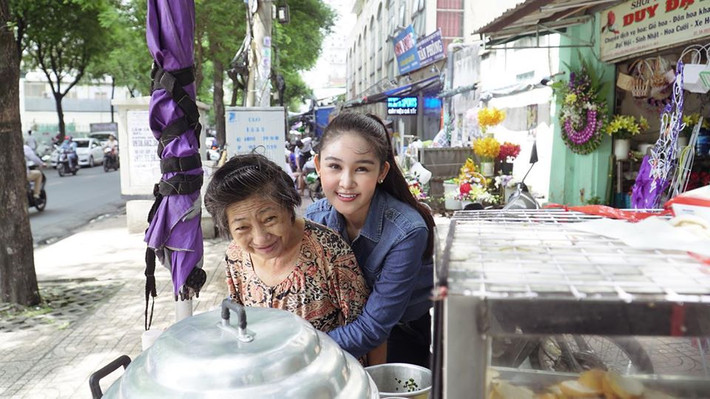 Lê Âu Ngân Anh còn "ghi điểm" khi tích cực tham gia các hoạt động cộng đồng.