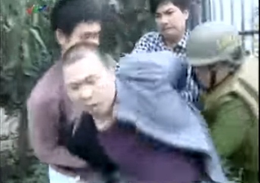 Cảnh Hải Anh bị bắt khi đang áp tải hai xe gỗ vào cảng trong phim "Ngôi biệt thự màu tro lạnh" thuộc series phim truyền hình “Cảnh sát hình sự”.