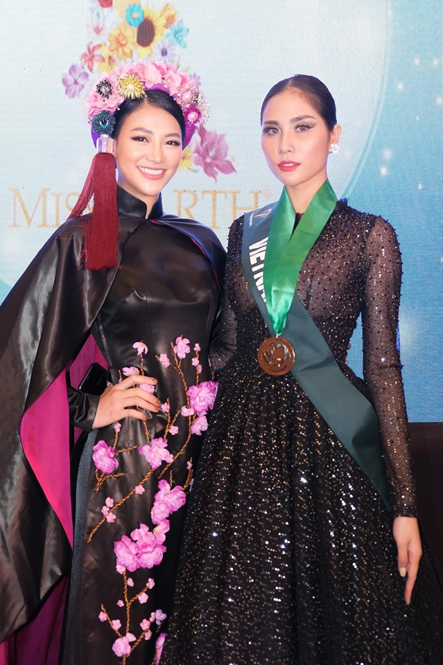 Phương Khánh chụp ảnh cùng Hoàng Hạnh - đại diện Việt Nam tại Hoa hậu Trái đất 2019. Ảnh: Phuong Khuong.