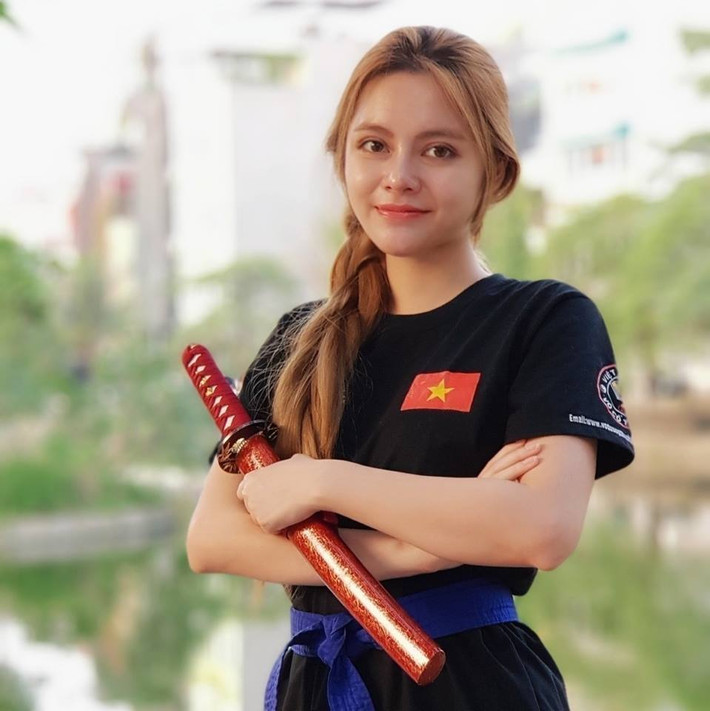 Ngoài diễn viên, người mẫu, Diệp Anh còn làm việc tại một câu lạc bộ võ thuật tại Hà Nội.