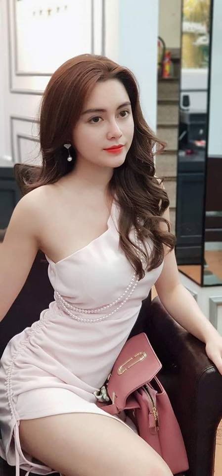 Cao Diệp Anh còn sở hữu thân hình gợi cảm khiến nhiều cô gái ao ước với vòng eo 53cm.