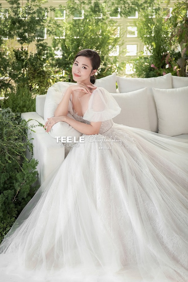 Trong bộ cưới của Đông Nhi và Ông Cao Thắng được NTK Chung Thanh Phong đăng tải, cô dâu tháng 11 của Vbiz khiến fan xuýt xoa vì vẻ đẹp xuất sắc.