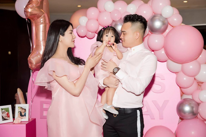 Chỉ sau sinh bé BiBoy gần 1 ngày, quán quân Cuộc đua kỳ thú 2013 đã "lên đồ" xuất hiện tại tiệc sinh nhật 1 tuổi của con gái đầu lòng - tên ở nhà là Boorin.