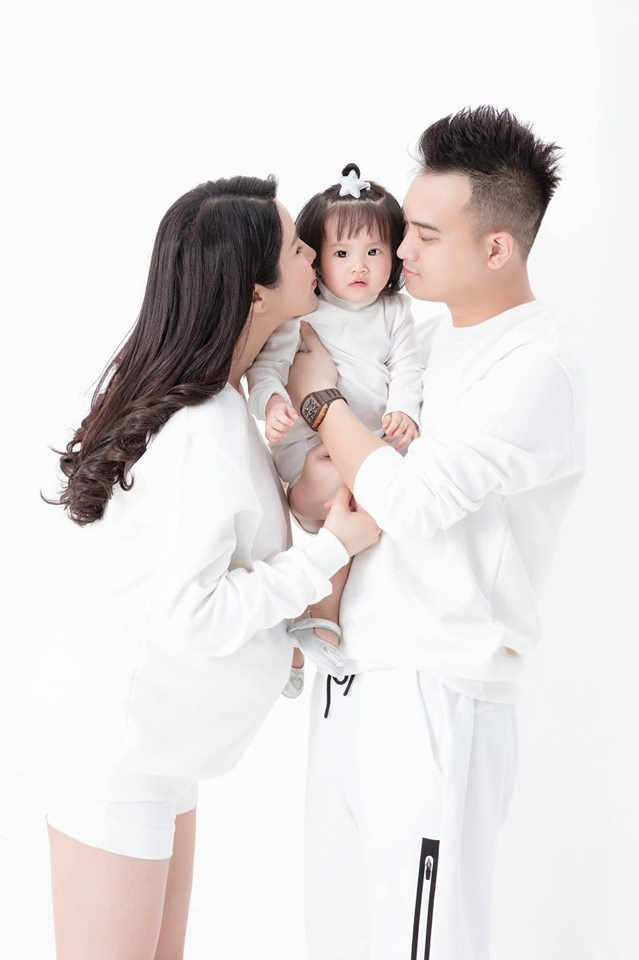 "Bà mẹ siêu nhân" Diệp Lâm Anh khoe ảnh bụng bầu vẫn đẹp hút hồn trước khi lâm bồn. Cô luôn biết cách chăm sóc sức khỏe và sắc đẹp trong suốt thời gian thai kỳ bằng việc đi spa, tập yoga...