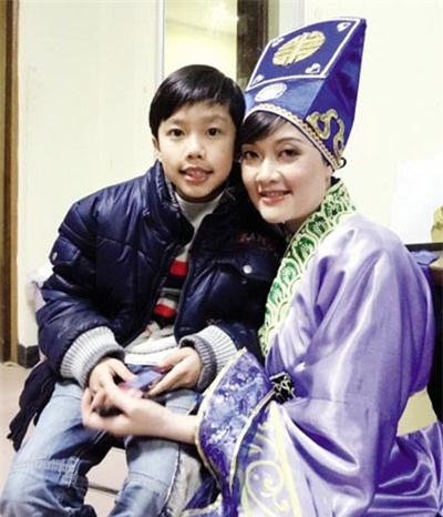 Hai năm trước, sau lần lộ bức ảnh cưới hiếm hoi, Vân Dung chia sẻ trên Ngoisao.net, sau khi kết hôn và sinh con, ông xã của Vân Dung công tác ở miền Nam, còn chị hoạt động chính ở Hà Nội. Nhà có một mẹ một con nên Vân Dung dạy con tự lập và tiết kiệm từ nhỏ.