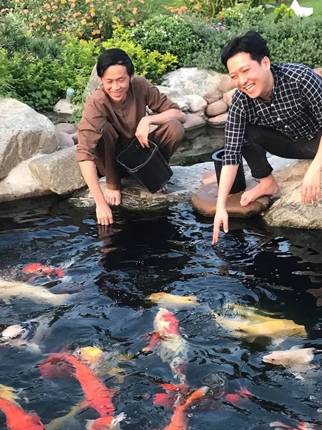 Điều đặc biệt là mỗi chú cá "cưng" đều được nam danh hài gọi theo tên đồng nghiệp, đàn em trong nghề như: Trường Giang, Trấn Thành, Chí Tài, Việt Hương, Cát Phượng, Đàm Vĩnh Hưng...