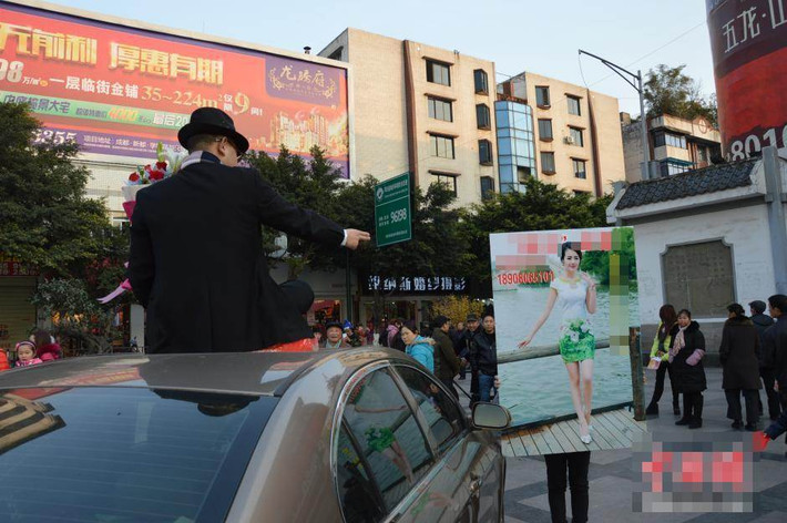 Các phóng viên cũng đã liên lạc với cha của Jiang qua điện thoại. Ông lão cười lớn cho biết ủng hộ hành động của con trai, vì ông bà đều đang mong có con dâu sớm.