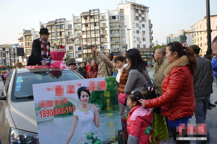 Rất nhiều người hiếu kỳ đã đến xem chụp lại cảnh tượng này. Theo thông tin chia sẻ, người đàn ông này tên là Wang Jiang, 37 tuổi, là chủ sở hữu của hai trung tâm mát-xa khiếm thị, thu nhập 20.000 tệ một tháng (khoảng 70 triệu đồng).