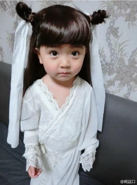 "Cô bé dễ thương quá, kiểu tóc củ ấu này hợp với cô bé hơn Trần Nghiên Hy rất nhiều", một cư dân mạng nhận xét.