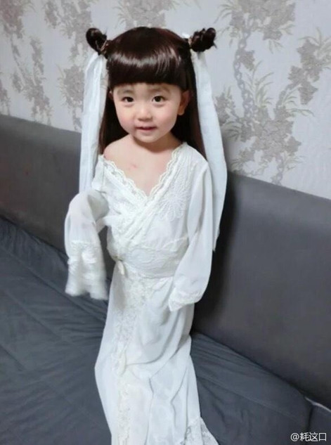 Mặc dù cũng có khuôn mặt tròn trịa nhưng em bé thiên thần Meng Meng không hề bị chê là mặt bánh bao, tóc đùi gà như Trần Nghiên Hy.
