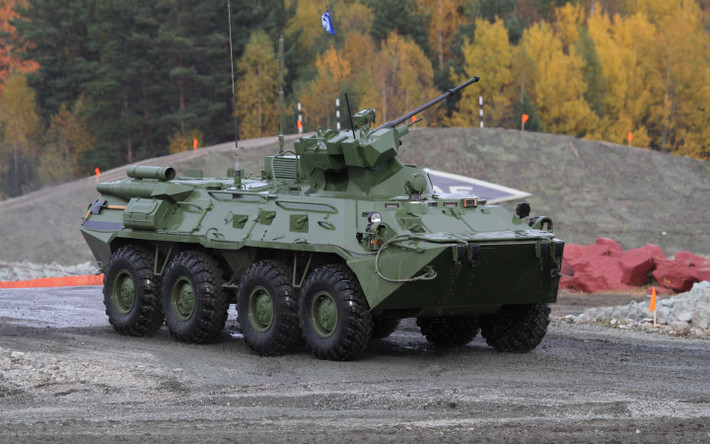 Người Nga trong quá trình sử dụng cũng tiến hành nâng cấp BTR-80 nhiều lần mà nổi bật nhất là phiên bản hiện đại hóa BTR-82A tích hợp tháp pháo tự động gắn pháo 2A72 30mm. Thế nhưng, họ chưa bao giờ tích hợp BTR-80 với tên lửa chống tăng. Nguồn ảnh: Wikipedia