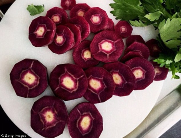 Cà rốt tím. Cà rốt tím cũng chứa hầu hết các anthocyanin trong trái cây và rau quả. Cà rốt tím có tác dụng chống lão hóa, ngăn ngừa bệnh tim mạch và ung thư, cung cấp dinh dưỡng cho mắt.
