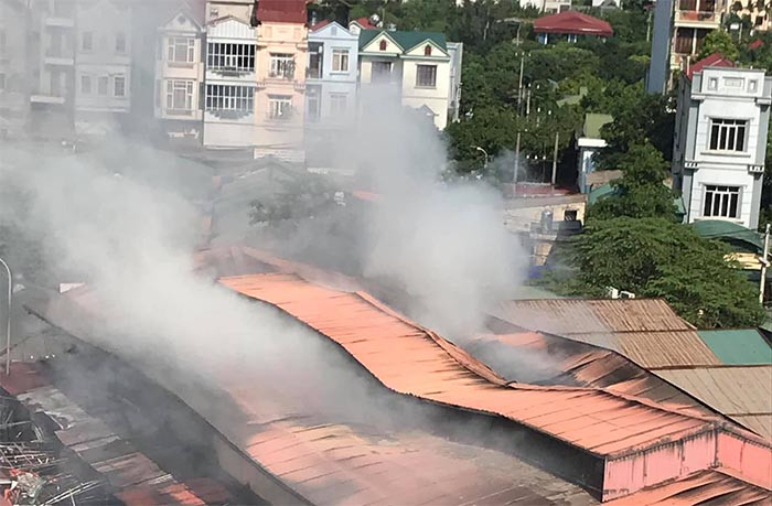 Theo thông tin ban đầu, khoảng 7h30 ngày 23/9, tại chợ Tó thuộc xã Uy Nỗ, huyện Đông Anh, Hà Nội, một khu ki ốt nằm giữa chợ rộng khoảng 1.000m2 bốc cháy dữ dội.
