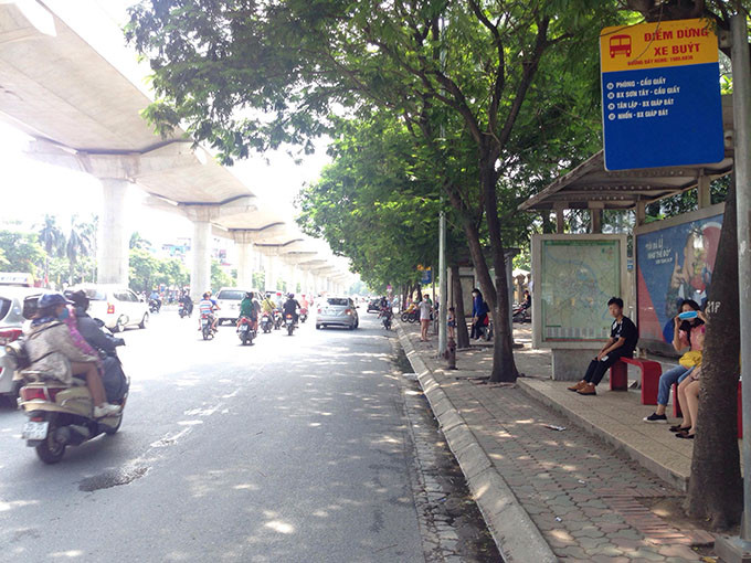Tại đường Xuân Thủy, Cầu Giấy, mọi ngày lưu lượng phượng tiện cũng như sinh viên đứng chờ điểm xe buýt rất đông nhưng hôm nay cũng chỉ lác đác vài người.
