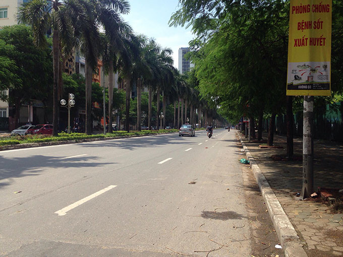 Tại đường Lê Đức Thọ cũng vắn vẻ, con phố trở lên êm đềm.