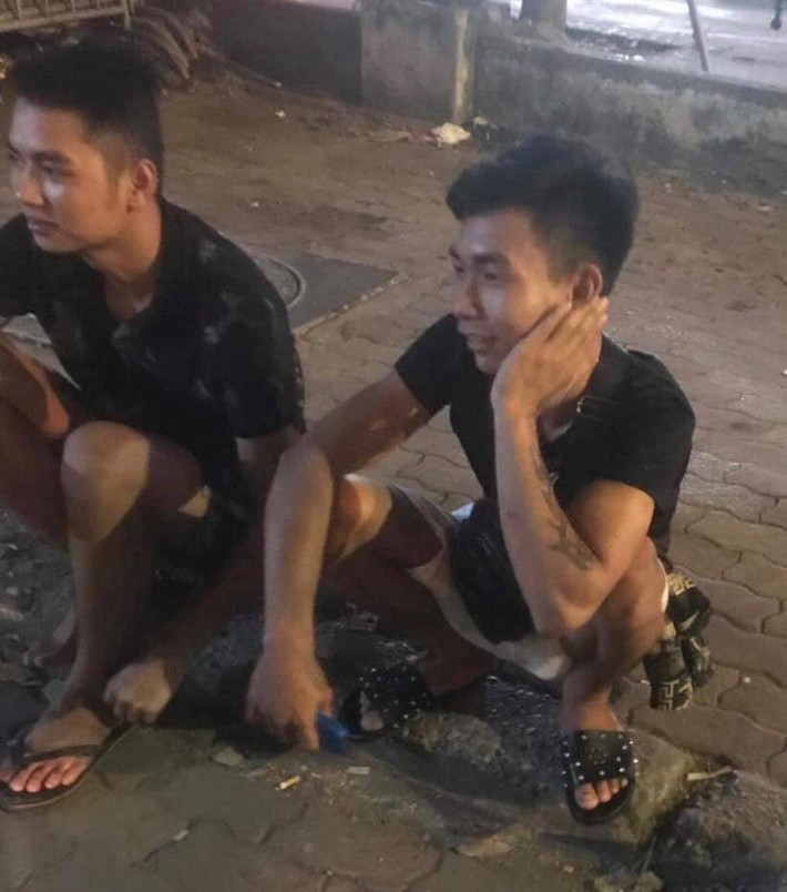 Khi đến khu vực bãi đất trống, Giáp và Trường xuống xe, Giáp tiếp tục nói không có tiền và xin trả sau, Sang không đồng ý nên 2 bên đã lời qua tiếng lại, Sang giật lấy túi xách của Giáp và vứt xuống đất, Giáp nhặt túi xách lên lấy ra 1 dao găm (dao bấm) và đâm liên tiếp vào sau lưng anh Sang.