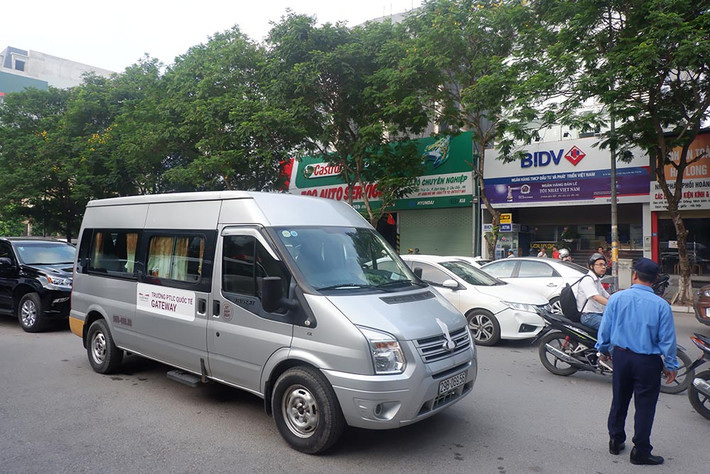 Công an quận Cầu Giấy (Hà Nội) và VKSND cùng cấp thực nghiệm điều tra vụ học sinh Lê Hoàng Long tử vong do bị bỏ quên trên xe đưa đón của trường Gateway. Đây là lần thực nghiệm thứ hai cho vụ việc xảy ra hơn 1 tháng trước.