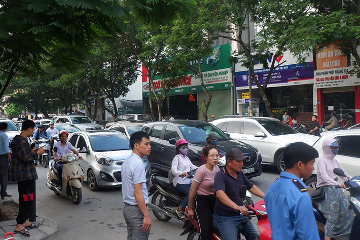 Khu vực này vào sáng nay giao thông đi lại qua nơi đây bị ùn tắc.