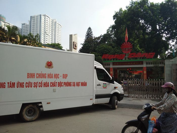 Ngày 12/9, lực lượng của Binh chủng Hóa học (Bộ Quốc phòng) đã có mặt tại khu vực kho cháy của Công ty Bóng đèn Phích nước Rạng Đông để tiến hành làm việc, chuẩn bị phương án tẩy độc.