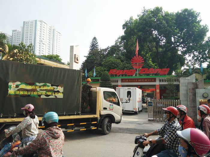 Đúng 8h sáng Trung tâm Ứng cứu sự cố hóa chất độc phóng xạ, hạt nhân thuộc Binh chủng Hóa học, Bộ Quốc phòng đã có mặt tại Công ty cổ phần Bóng đèn phích nước Rạng Đông. Đoàn xe gồm 4 chiếc đặc chủng lần lượt vào phố Hạ Đình và tiến vào cổng chính nhà máy.