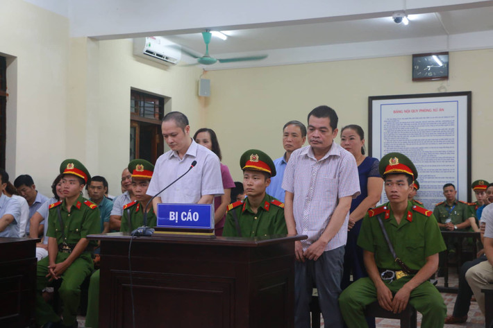 Cựu công an Lê Thị Dung có mối quan hệ quen biết nên nhờ bị can Hoài nâng điểm cho 20 thí sinh. Sau đó, 20 em này đều được nâng điểm. Riêng bị can Triệu Thị Chính bị cáo buộc không thực hiện đúng nhiệm vụ được giao. Phó giám đốc Sở GD&ĐT đã chuyển danh sách 13 thí sinh cho Nguyễn Thanh Hoài nhờ nâng và xem điểm thi.