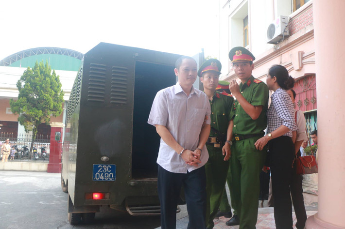Bị can Phạm Văn Khuông (Phó giám đốc Sở GD&ĐT Hà Giang) và Lê Thị Dung (Phó đội trưởng thuộc Phòng an ninh Chính trị nội bộ, Công an Hà Giang) bị truy tố tội "Lợi dụng ảnh hưởng đối với người có chức vụ, quyền hạn để trục lợi", quy định tại Điều 366 Bộ luật hình sự.