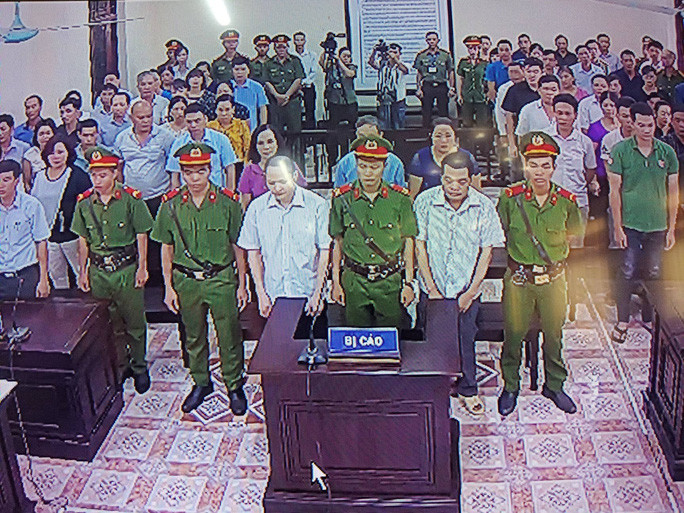 Đối với hành vi của 3 cán bộ Phòng PK20 Công an Hà Giang, dù họ giúp Vũ Trọng Lương bê hòm đựng bài thi nhưng không biết động cơ phạm tội của bị can Lương. Các cán bộ này cũng không bàn bạc hay hưởng lợi nên không đề cập xử lý. Ngoài ra, vụ án còn một số người liên quan. Cơ quan an ninh điều tra tiếp tục xác minh, thu thập tài liệu để xử lý.