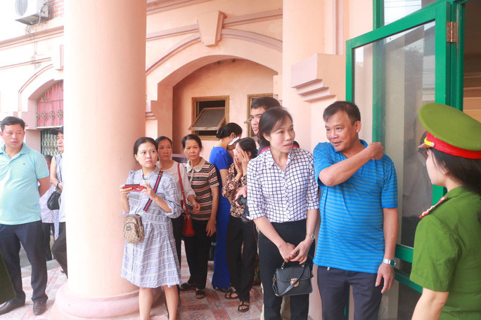 Nội dung cáo trạng thể hiện, trong kỳ thi THPT quốc gia 2018, Nguyễn Thanh Hoài đã bàn bạc, thống nhất rồi đưa danh sách 93 thí sinh cho Vũ Trọng Lương sửa kết quả bài thi để nâng điểm. Ngoài ra, Lương còn trực tiếp nhận giúp nâng điểm cho 14 thí sinh khác.Sau đó, một mình Phó trưởng phòng Khảo thí đã sửa kết quả 309 bài thi các môn để nâng điểm cho 107 thí sinh. Bị can Phạm Văn Khuông cung cấp thông tin của con ông này để nhờ Nguyễn Thanh Hoài nâng thêm 13,3 điểm.