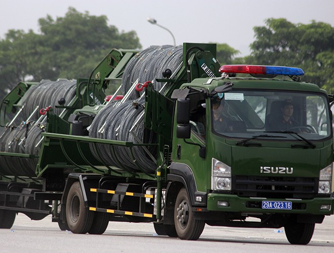 Xe chuyên dụng rải dây thép gai...