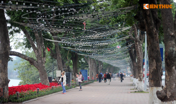 Sáng ngày 20/1, quang cảnh xung quanh hồ Gươm trở nên vắng lặng hơn.