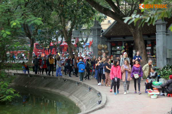Xung quanh khu vực hồ Gươm, vài đoàn du khách cũng bàn tán xôn xao về thông tin "cụ" Rùa mất.