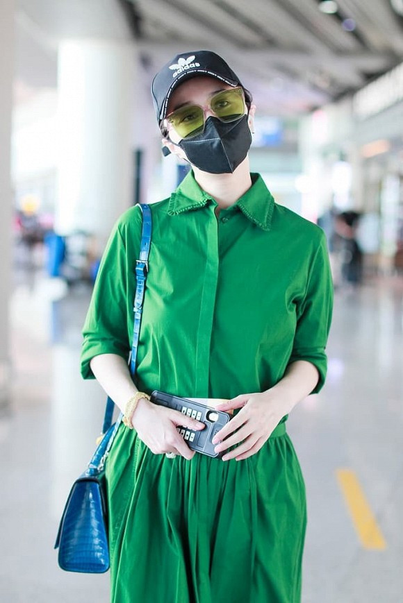 Khoác lên người trang phục đầm tông xanh nổi bật, “nàng Kim Tỏa” còn mang theo túi xách chéo và kính mắt thời trang đồng điệu. Cô cột tóc gọn gàng phía sau, đội mũ, đeo khẩu trang kín mít để đảm bảo an toàn giữa mùa dịch.