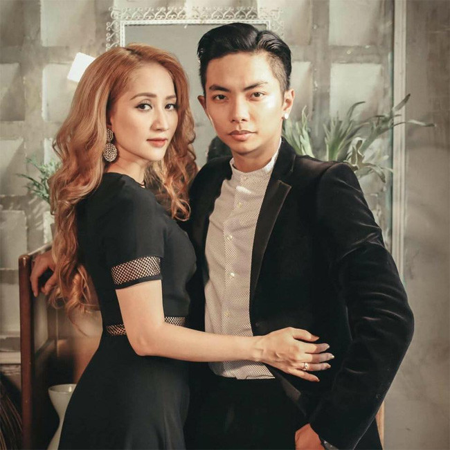 Phan Hiển là người đã giúp Khánh Thi vượt qua những cú sốc tinh thần, những chuyện buồn. Mặc dù ít tuổi nhưng Phan Hiển tỏ ra rất bản lĩnh, chín chắn, nên khiến cô giáo cảm phục và yêu anh lúc nào không hay.