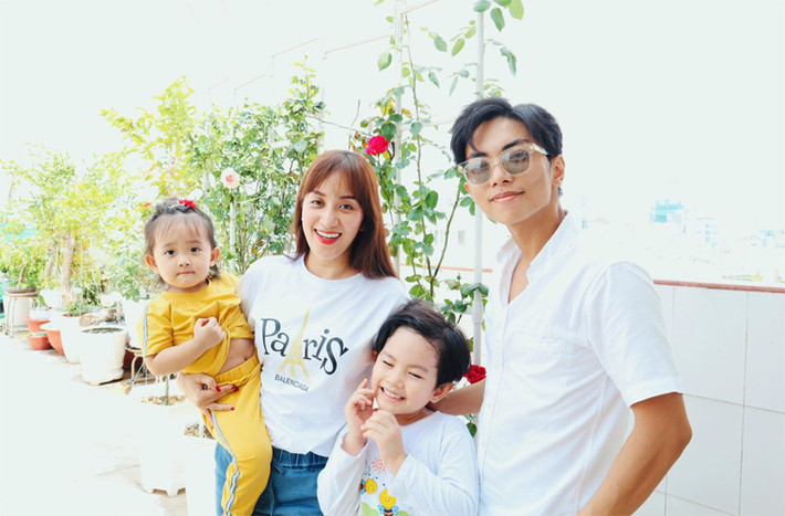 Mới đây, Phan Hiển còn tự tay trồng vườn hồng trị giá hơn trăm triệu trên sân thượng cho vợ. “Mẹ tôi và bà xã đều thích thú nên tôi quyết định trồng cả vườn hồng trên sân thượng. Đây không chỉ là nơi sinh hoạt chung cho gia đình mà hai vợ chồng thi thoảng cũng có thể hẹn hò riêng ở đây”, Phan Hiển cho biết.