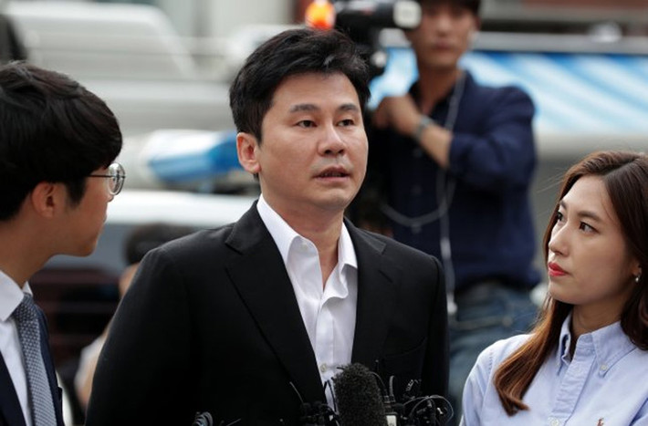 Năm 2019, cựu chủ tịch công ty giải trí YG, Yang Hyun Suk, bị điều tra thuế vì nghi ngờ trốn thuế quy mô lớn.