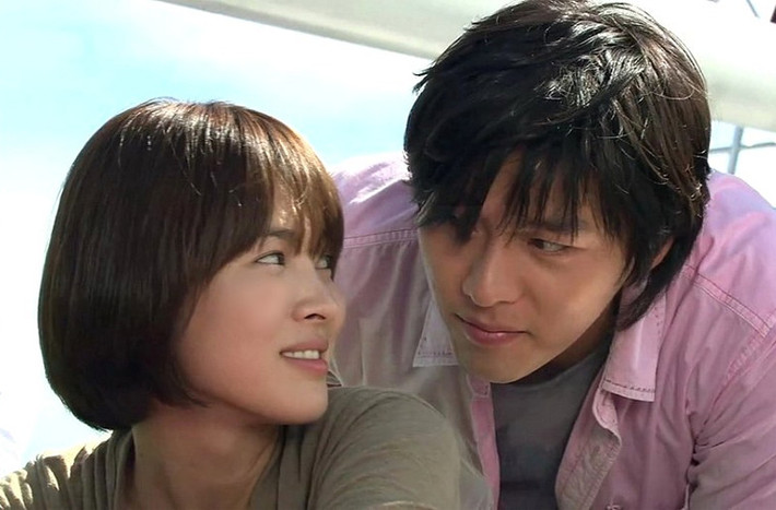 Hyun Bin và Song Hye Kyo bị đồn phim giả tình thật khi đóng chung bộ phim Worlds Within (Thế giới họ đang sống) vào năm 2008.