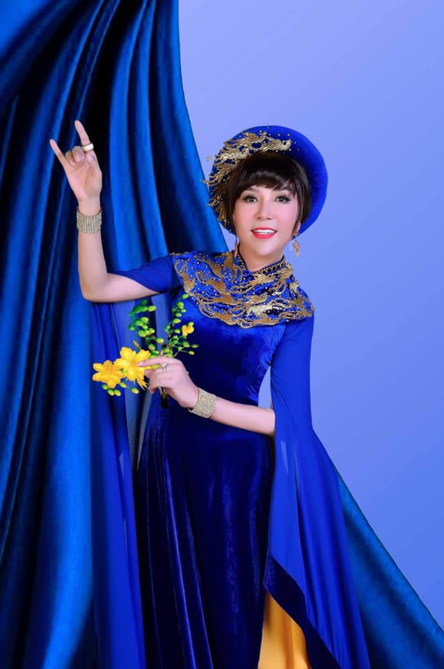 Không ít lần Long Nhật giả gái từ trên sân khấu, màn ảnh đến các sự kiện. Ảnh: Thái Nhàn.