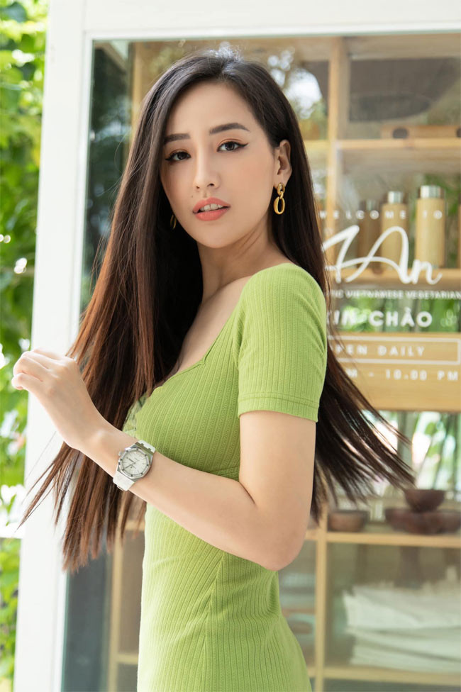 Chiếc váy ôm sát còn giúp người đẹp khoe cả vòng eo thon, kết quả của một quá trình tập luyện và ăn kiêng.