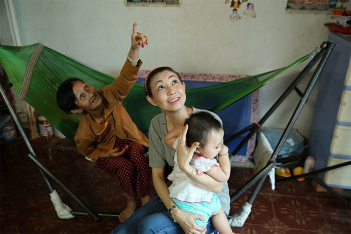 Cả gia đình cô phải sống trong một căn nhà dột nát, thường xuyên bị ngập nước ở Nhà Bè và diện tích chỉ vỏn vẹn chưa đầy 40m2.
