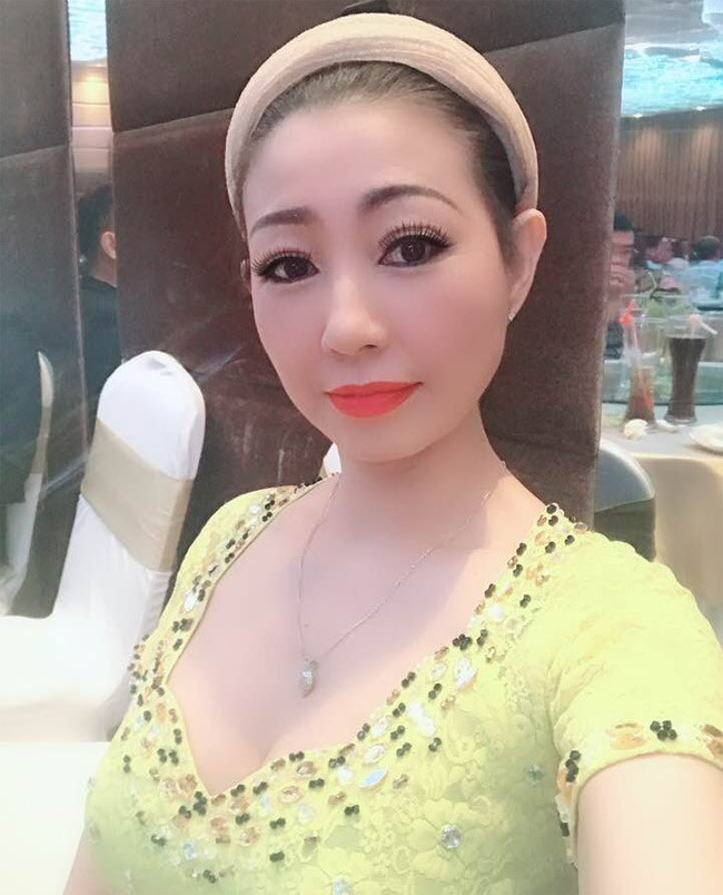 Không chỉ sự nghiệp, hạnh phúc riêng của Hà My cũng gập ghềnh. Trải qua nhiều cuộc hôn nhân, kết hôn lúc còn trẻ, có 1 con gái, nhưng cuối cùng Hà My vẫn một mình lẻ bóng.