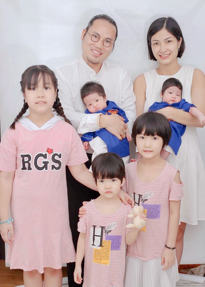 Bộ ảnh gia đình đông con hạnh phúc của nghệ sĩ Vượng Râu được nam danh hài chia sẻ đúng dịp tròn 1 tháng cặp quý tử song sinh của anh và bà xã Thu Hiền chào đời.