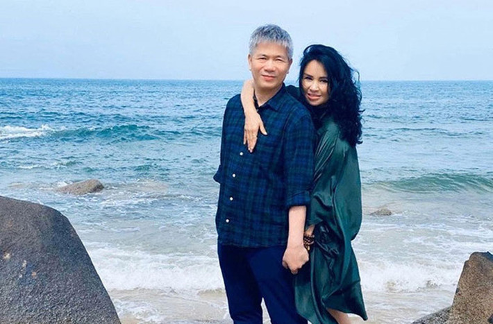 Người yêu mới của Thanh Lam hết lời khen ngợi chồng cũ của cô: “Quốc Trung thậm chí còn mời tôi về nhà dùng bữa nhé! Nói chuyện hợp là khác. Quốc Trung hay mà! Cảm nhận thôi nhé, tôi đồ rằng trong những người đàn ông từng yêu Thanh Lam, chắc chắn Quốc Trung là người thương Thanh Lam nhiều nhất. Khi đàn ông biết lo cho mình, là họ thương mình lắm đấy!”. Xem video "Thanh Lam úp mở về chuyện tình hiện tại". Nguồn VTC: