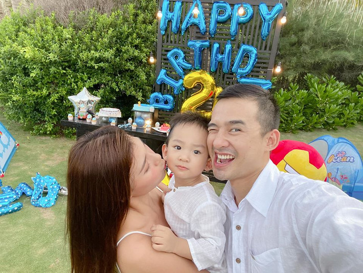 Cặp diễn viên tận hưởng cuộc sống sung túc với nhà lầu, xe hơi cùng những chuyến du lịch sang chảnh.