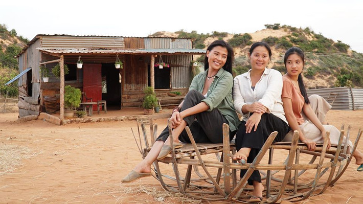 "Cát đỏ" lấy bối cảnh vùng cồn cát ở Bình Thuận, xoay quanh số phận 3 người phụ nữ: Đủ, Nhớ và Nhan. Trong đó, nữ diễn viên Thúy Diễm vào vai Nhớ - cô gái lam lũ, chịu nhiều gian truân với khát khao đấu tranh thay đổi số phận để tìm được hạnh phúc.