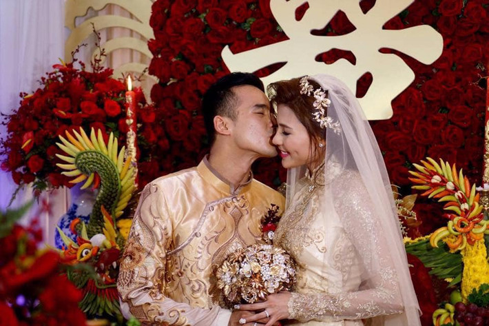 Ngoài đời, Thúy Diễm có cuộc sống hôn nhân hạnh phúc viên mãn bên diễn viên Lương Thế Thành.