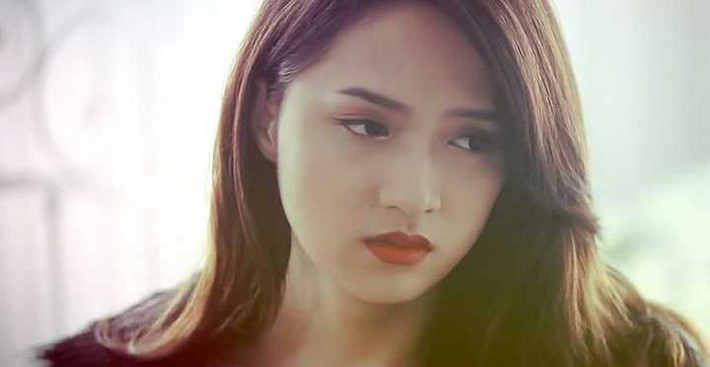 Nhưng bất ngờ lớn nhất trong cuộc đời Hương Giang có lẽ là chuyện một ông hiệu trưởng khá giả của một trường đại học ở Hà Nội rất thích và có cảm tình với cô. Thế nhưng khi biết được Hương Giang là người chuyển giới, người ấy chủ động kết thúc và coi cô như bạn bè.