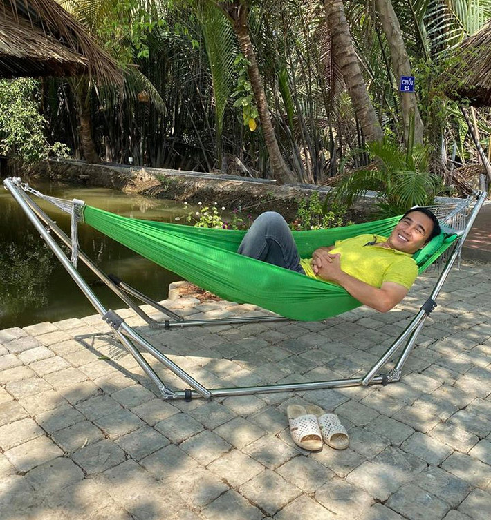 "Gần 20 năm mưu sinh tất bật, lăn lộn giữa dòng đời xuôi ngược, len lỏi vào tận trong những ngõ ngách của cuộc sống, trong những trái tim của những mảnh đời bất hạnh. Ta cảm giác mình quá bé nhỏ, nhỏ như vô số hạt cát trên thế gian này, như một áng mây, một cơn gió thoảng qua trong cõi nhân sinh. Mình cũng chỉ là một người bình thường như bao nhiêu người khác, chỉ có khác là một trái tim nghệ sĩ luôn cô đơn trong khoảnh khắc giữa đời thường....", Quyền Linh mới chia sẻ trên Facebook cá nhân.